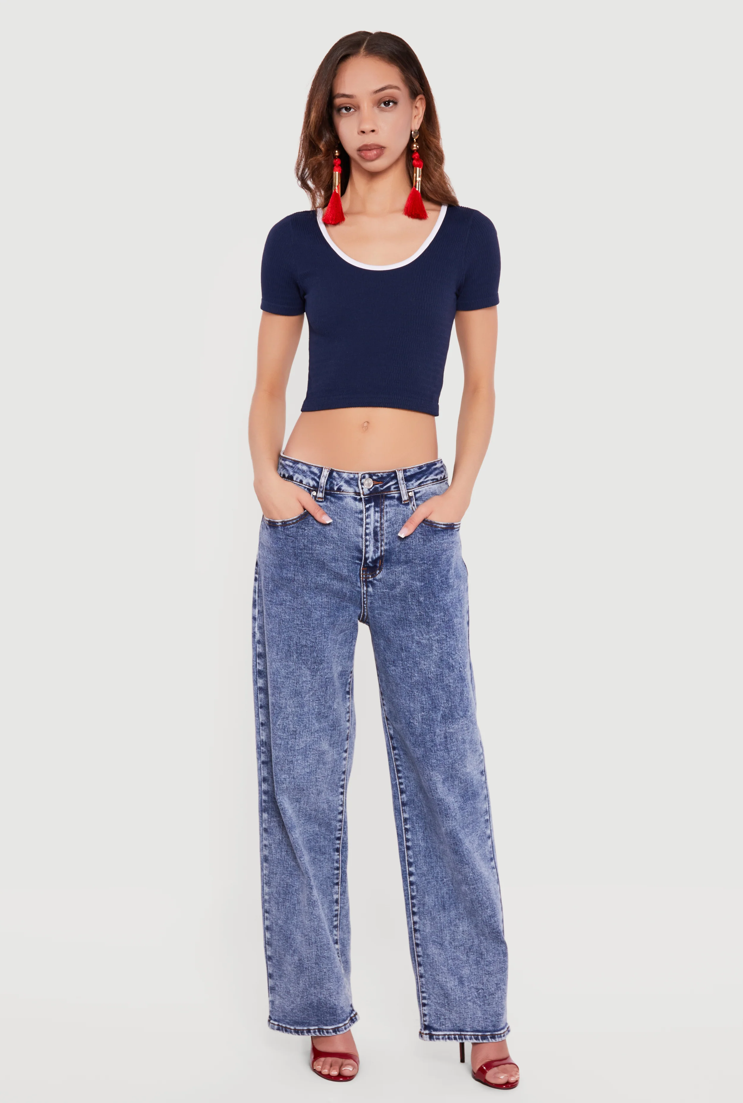 Cropped Contrast Trim Seamless Scoop Neck Tee